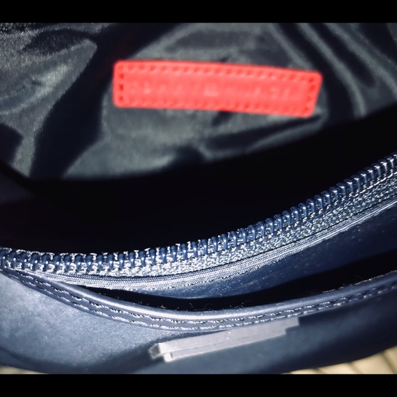 New Tommy Hilfiger Navy Wristlet made in Cambodia - Picture 3 of 16